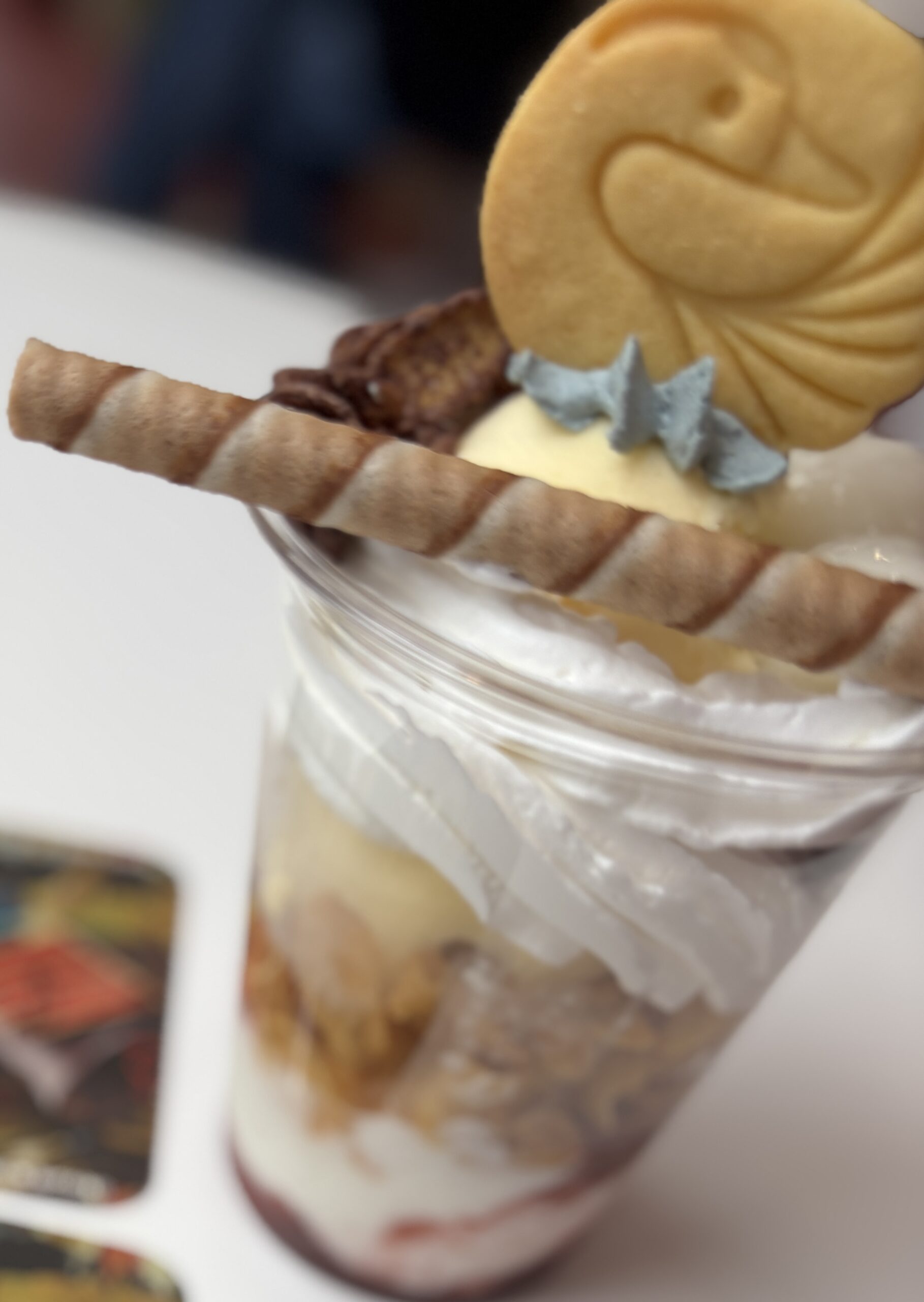 公演モチーフの姫鶴のサンデー。鶴をかたどったクッキーとウエハースロールが飾られている