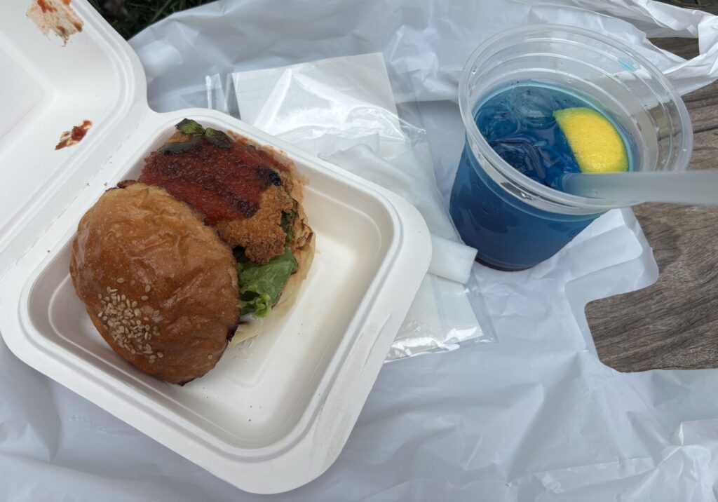 大包平バーガーと公演モチーフの青いソーダ