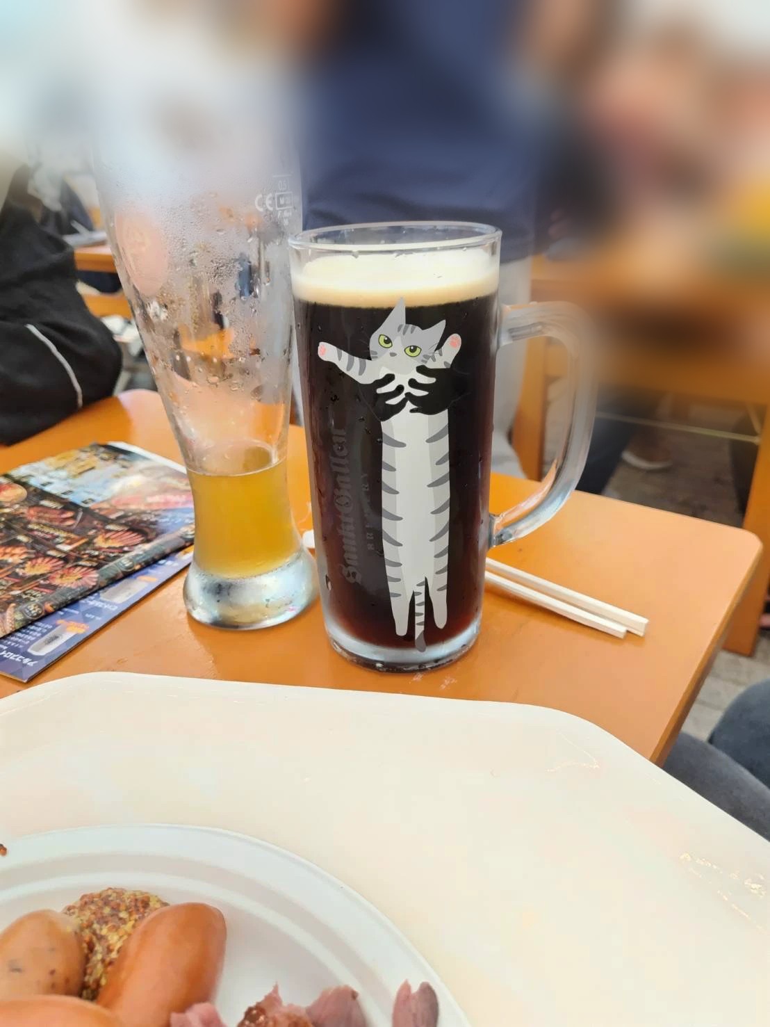 STEIN BIERのグラスと、サンクトガーレンのサバトラ猫が描かれたビアマグに注がれた黒ビール