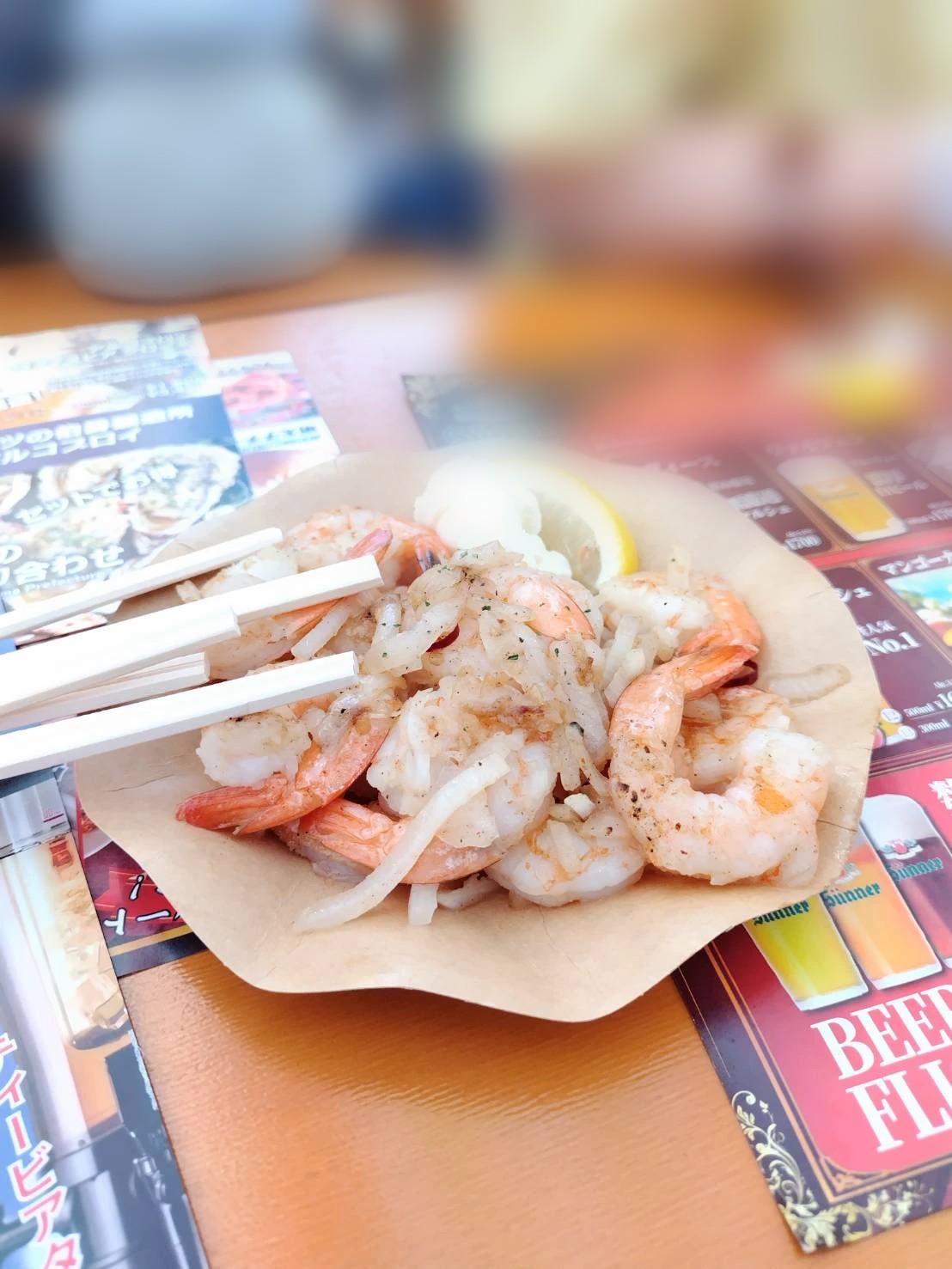 SPATEN & MEISSNERの尾付き海老の鉄板焼き。オニオンとガーリックで炒めた海老にレモンを添えて